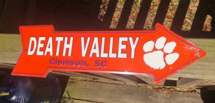 AS25006 Clemson Tigers Arrow Sign AS25006 Clemson Tigers Arrow Sign
