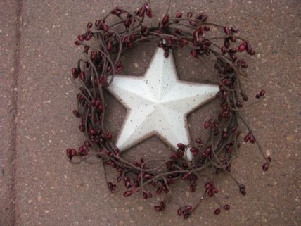 STW4 - Vine Wreath with white star and berries STW4 - Vine Wreath with white star and berries