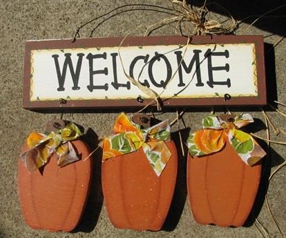 T107- Wood Welcome 3 Pumpkins Hanging Sign