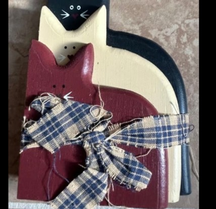 WD2091 3 cats red,off white and dark blue tied with a ribbon WD2091 3 cats red,off white and dark blue tied with a ribbon